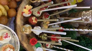 CaljavaOnline Medium Drop Flower w/ Leaves Royal Icing Decorations (Bulk) - Red Review