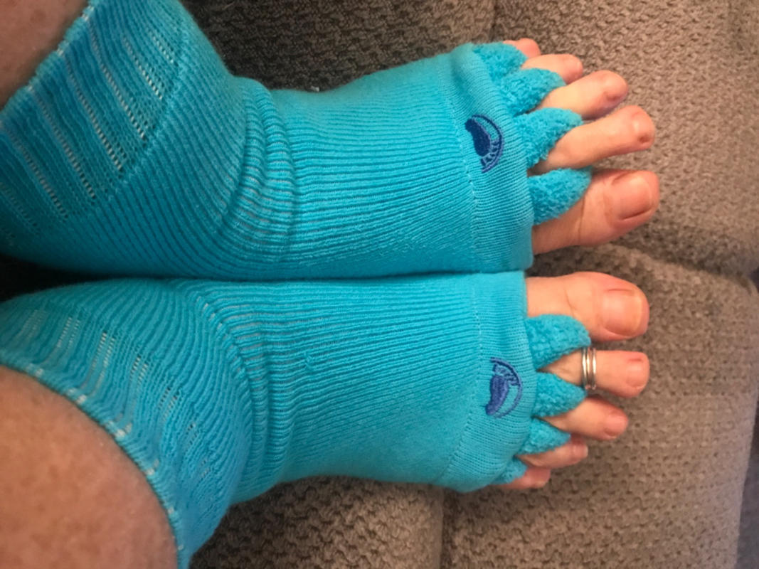 Relieve foot pain with Foot Alignment Socks in blue . Happy Feet