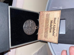 Badali Jewelry Steel Medalion Alfabeti - Rishikimi i Pewter