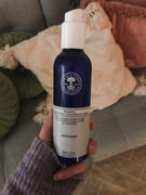 Biodelly Neal's Yard Remedies Sensitive Soothing Cleansing Milk - Puhdistusmaito herkälle iholle Review