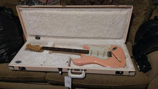 Chicago Music Exchange Fender Classic Series Hardshell Case Strat/Tele Shell Pink w/Cream Interior Review