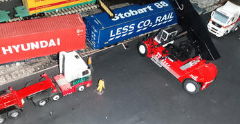 Oxford Diecast Konecranes Reach Stacker Stobart (Red) with Container Review
