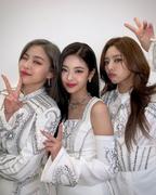 FINGER SUIT Japan 【ITZY リュジン着用】Over the Line Review