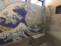 Revisión de arte de mosaico de vidrio de olas azules de Mozaico