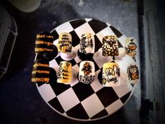 Maniology CYO Design Contest: Bees (m093) - Nail Stamping Plate Review