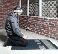 Modefa Luxury Meccan Woven Chenille Islamic Prayer Rug Black - Deluxe Gift Set with Quran Review