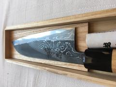 JapaneseChefsKnife.Com Tsukasa Hinoura Custom Knife Tobi-Mon Wa Santoku 170mm (6.6 inch, TH-6, Enjyu Wood Handle with Water Buffalo Horn Ferrule & Butt) Review