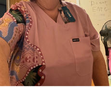 Yarn Guiding Light Essence Unisex Three Pocket Scrub Top Review