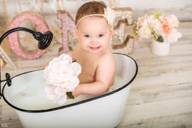 Newborn Studio Props Footed Vintage Bathtub - White w/Black Rim Review