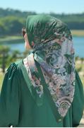 Buttonscarves The Wonderland Square - Garden Review