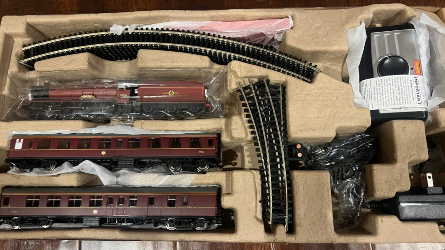 Hornby R1234 Harry Potter Hogwarts Express Train Set & R8222 00 Gauge Track Extension Pack B 