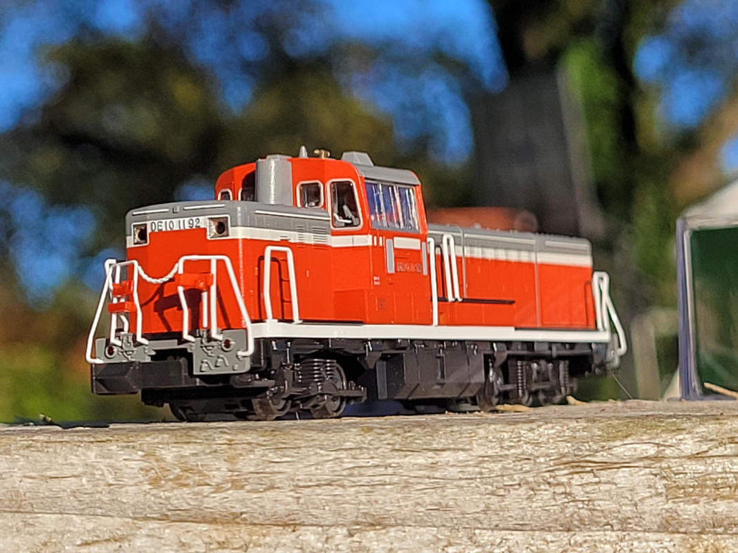 Kato N 70112 DE10 Diesel Locomotive for Warm Regions | ModelTrainStuff