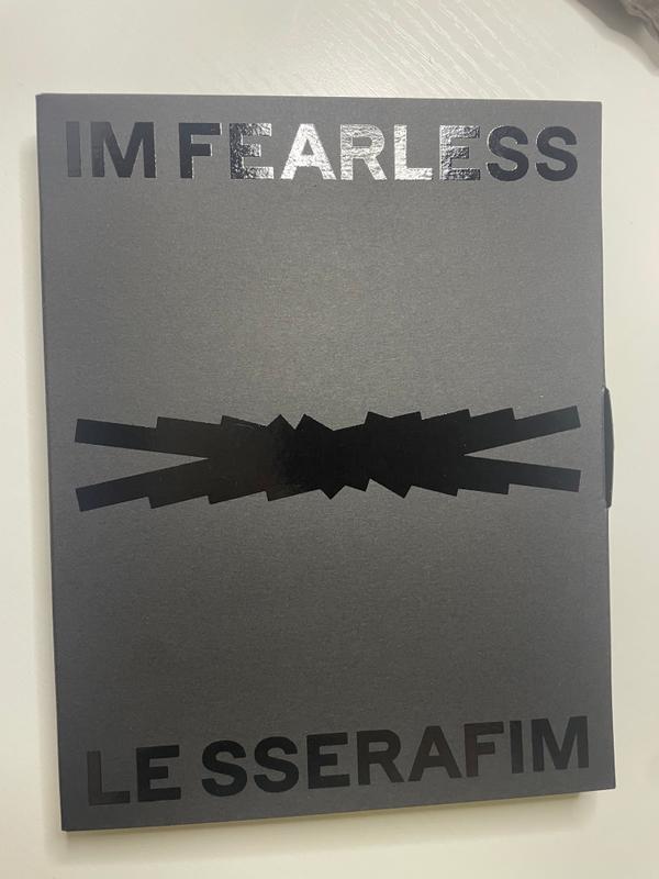 LE SSERAFIM (Fearless) The First Moment In Your Hands