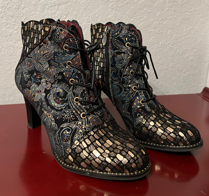 GLITTERAIL BOOTIE by L'ARTISTE – Spring Step Shoes