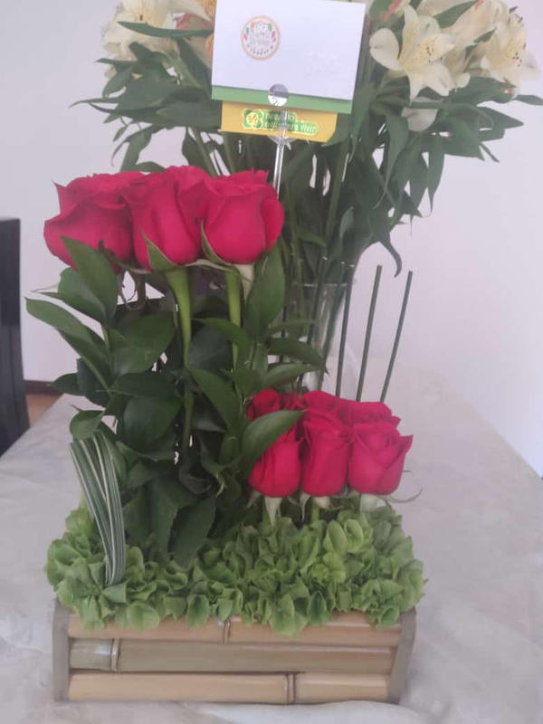Arreglo Floral de 12 Rosas Envio a Bogota