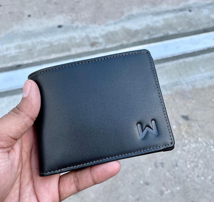 Walli smart wallet buzzes your phone if you leave it or your cards behind