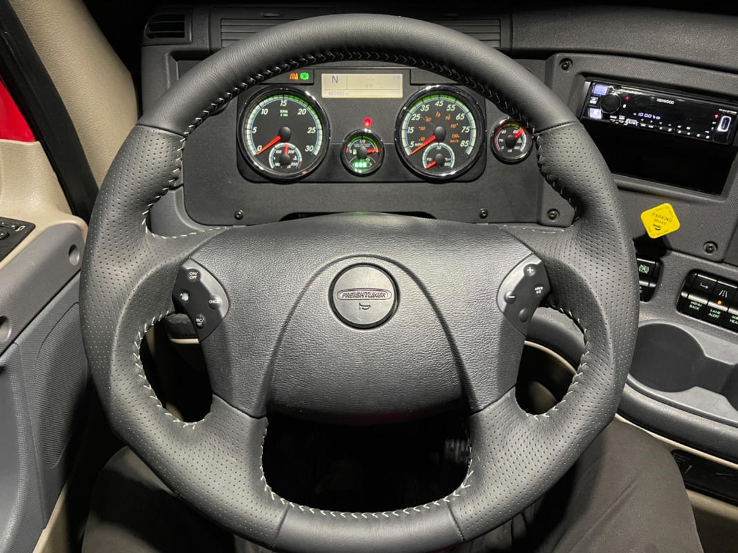 Freightliner cascadia steering wheel Clearance
