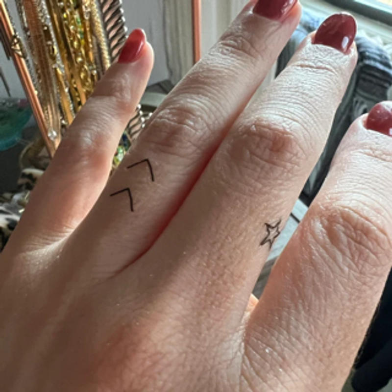 75 Unique Arrow Tattoos & Meanings (2023 Guide) | Arrow tattoos, Arrow  tattoo finger, Meaning of arrow tattoo