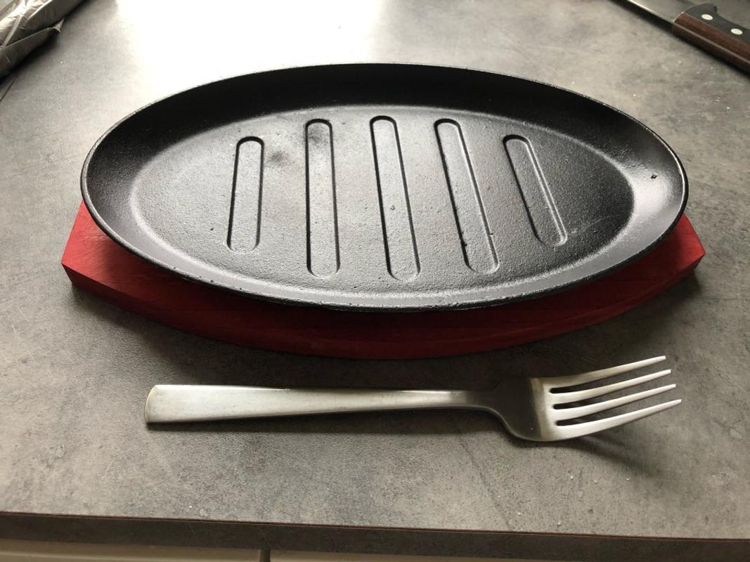 Cast Iron Sizzling Platter With Wooden Pan Holder – Kitchen Groups