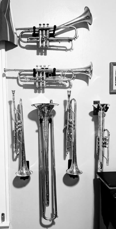 Trumpet display online stand