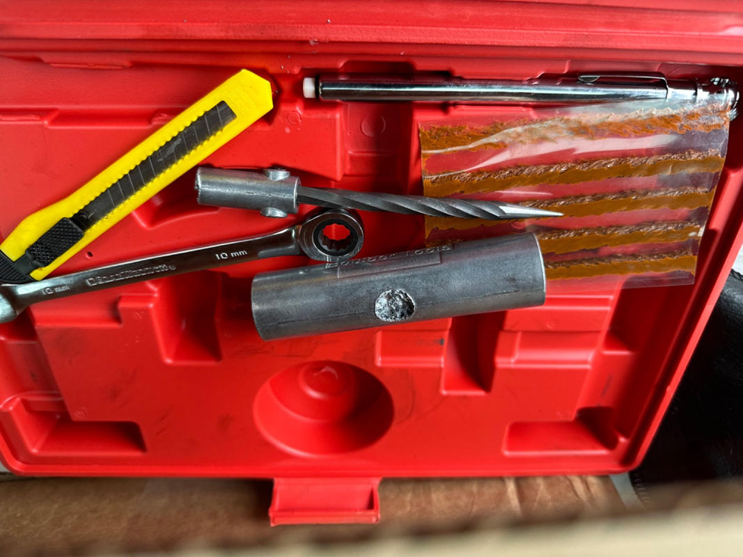 Boulder Tools Kit Compact de Réparation de Pneu avec Pochette de Rangement  - Kit de Prise de Pneus Universel Robuste, se Range Facilement à  l'intérieur de Votre UTV, ATV, Camion, Moto 