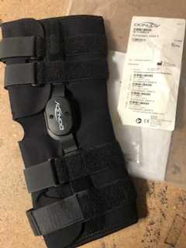 Donjoy Drytex Playmaker Wraparound Hinged Knee Brace Size Medium