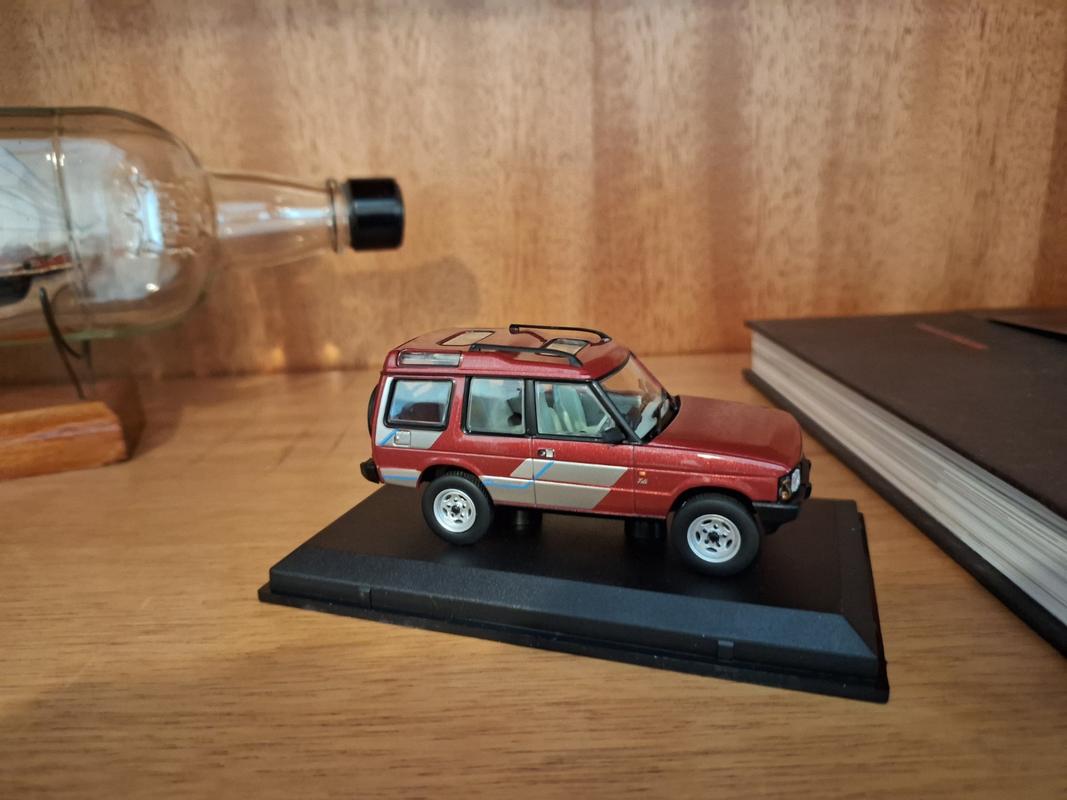 Model of the Foxfire Land Rover Discovery 1 by Oxford at 1:43