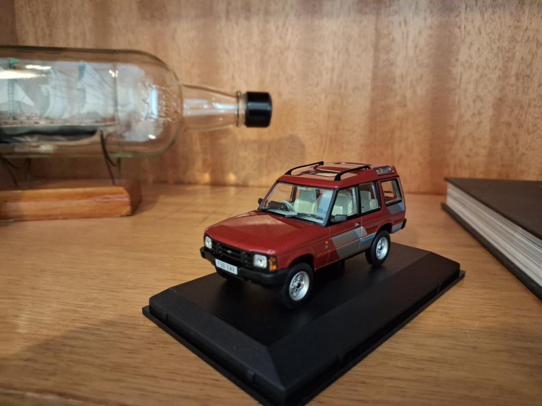 Model of the Foxfire Land Rover Discovery 1 by Oxford at 1:43