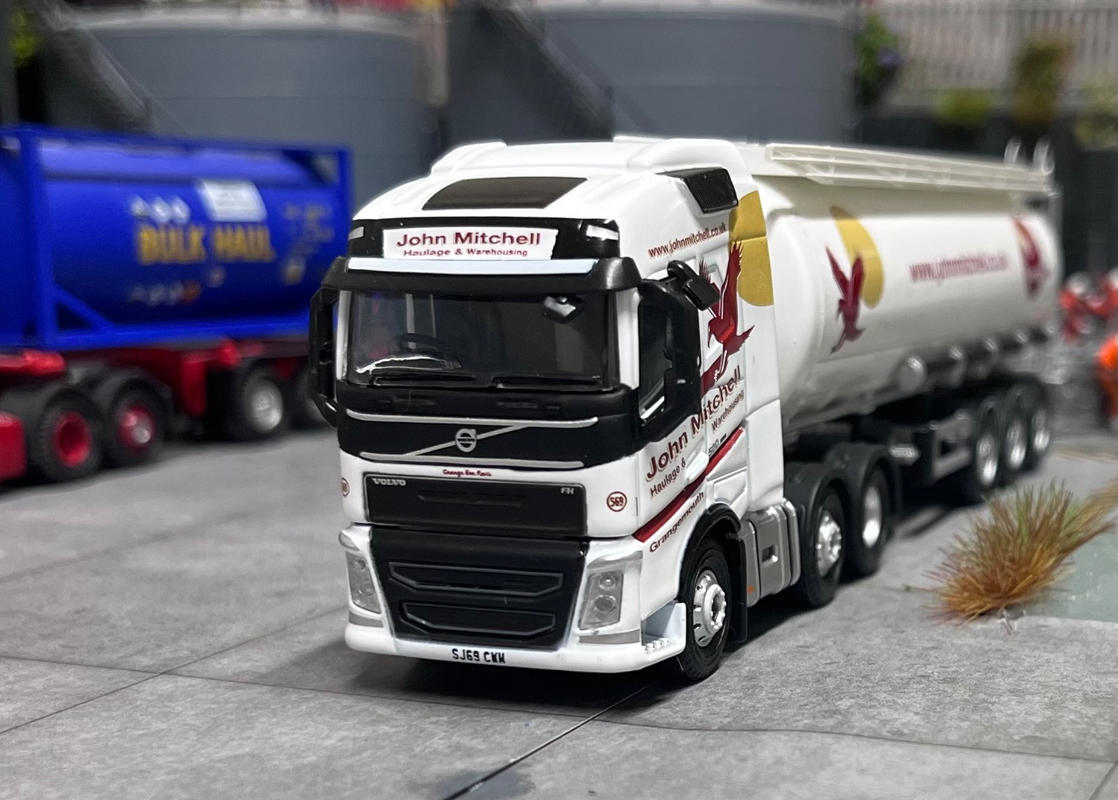 OXFORD DIECAST 1:76 Scale John Mitchell Volvo FH4 Cylindrical 