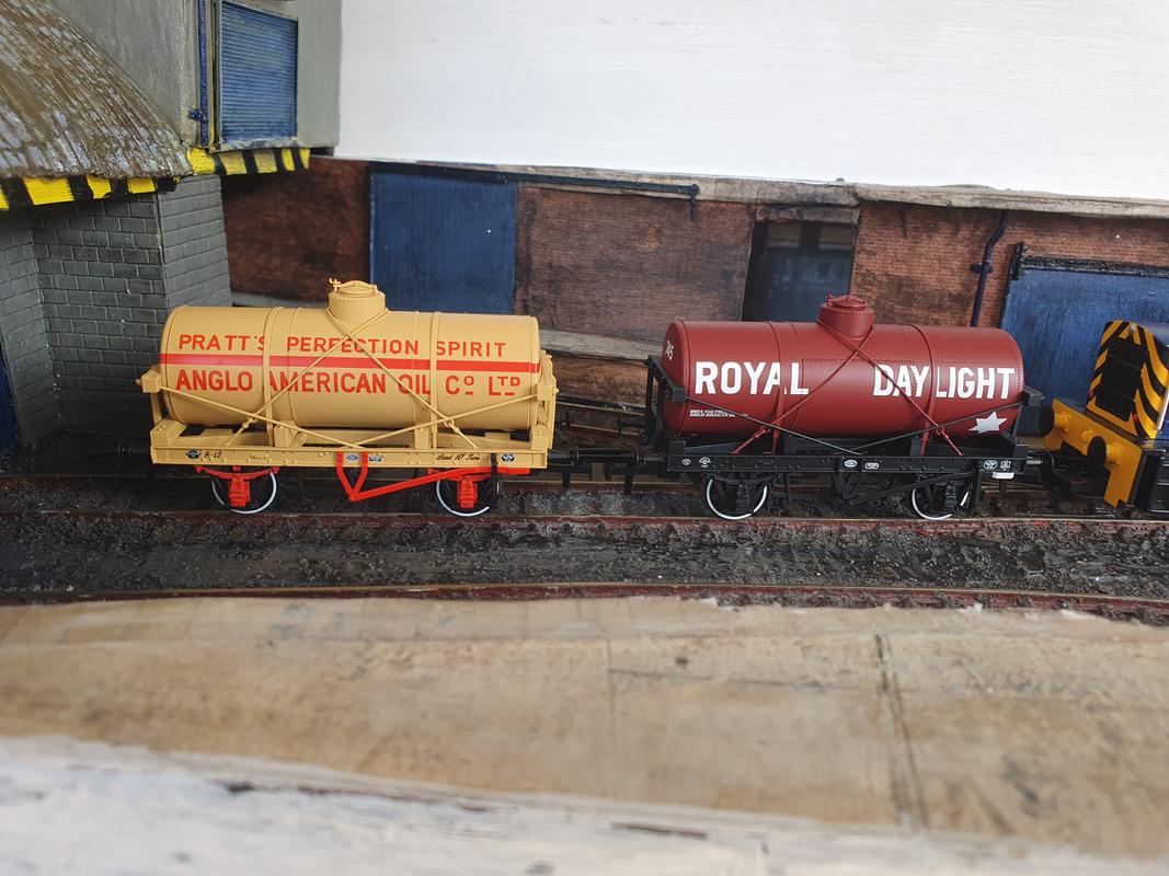OR76TK2010 12T Tank Wagon - Royal Daylight No.745 by Oxford Rail 1