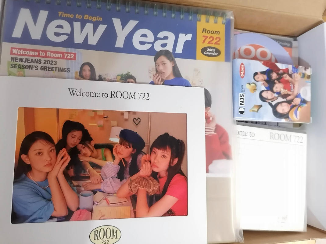 NewJeans - 2023 Season's Greetings [Welcome to ROOM 722]