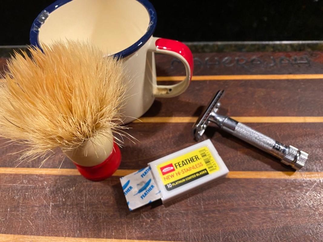 thumbnail image 2 of Feather Hi-Stainless Double Edge Razor Blades - Platinum Coated (600 Pack) 2 of 5