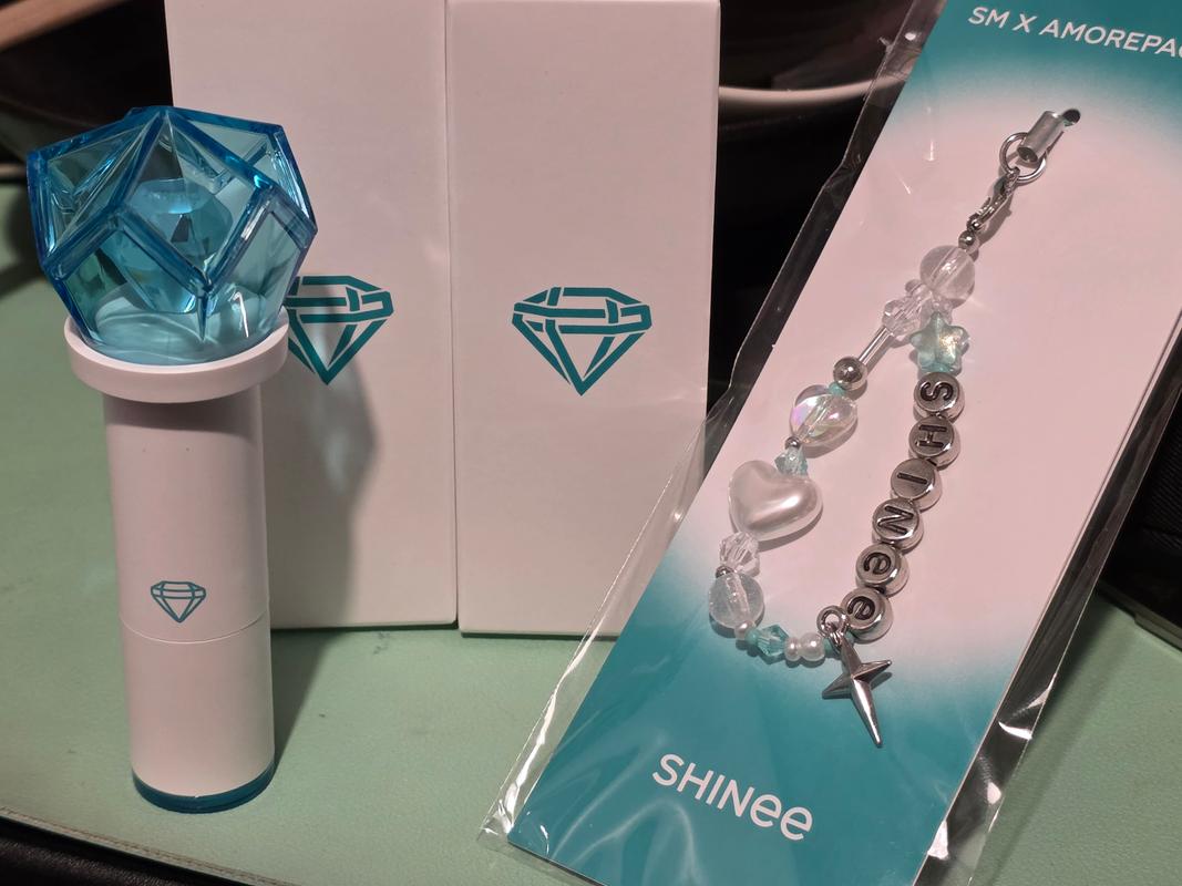 アモーレパシフィック SHINee リップ ストラップ キーホルダー キーリング 即日発送可能】SHINee AMOREPACIFIC リップバーム&ストラップ