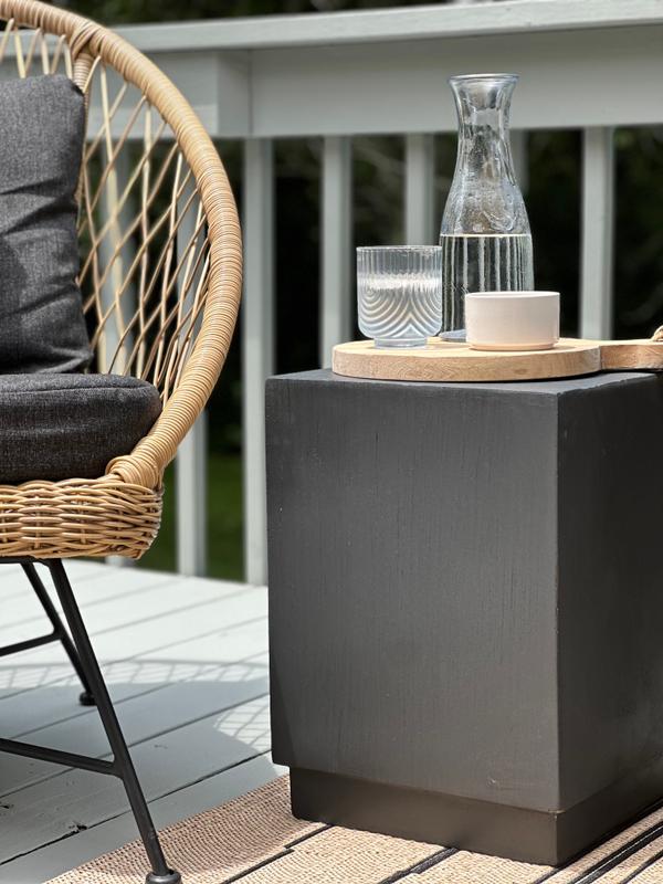 Minimalist cement outdoor side table – LuxenHome