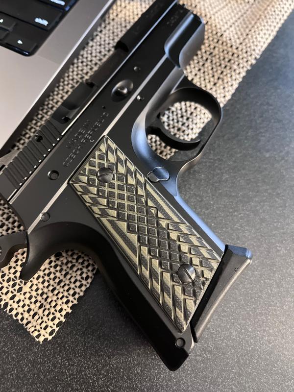 CZ 2075 RAMI Crosscut - LOK Grips