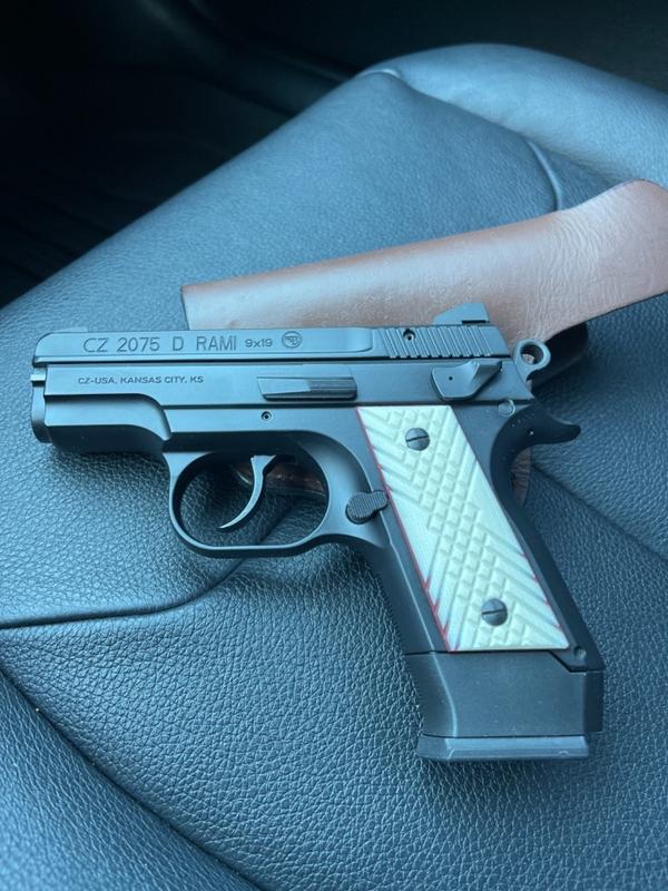 CZ 2075 RAMI Crosscut - LOK Grips