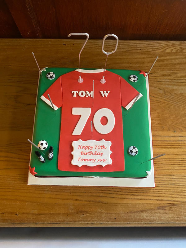 Liverpool t shirt outlet cake