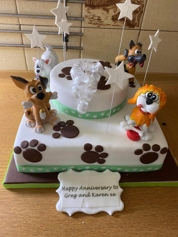 Cake with 2025 paw prints