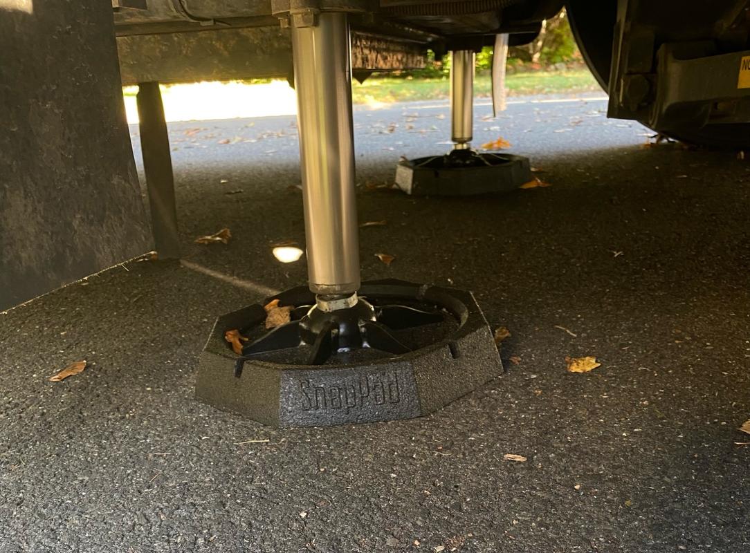 パタパタジャーナル XTRA XL Plus 4 Pack | Class A Motorhome Jack Pads | RV SnapPad®