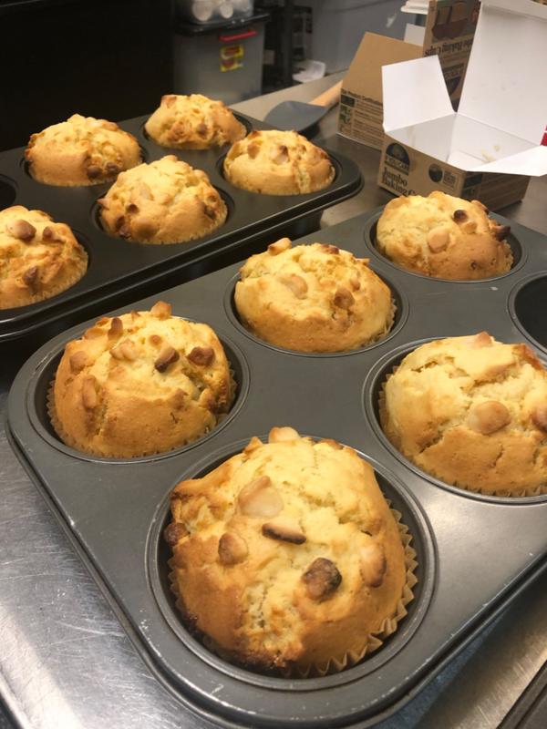 Bakers Secret Muffin Pan, Texas, 6 Cup, Shop