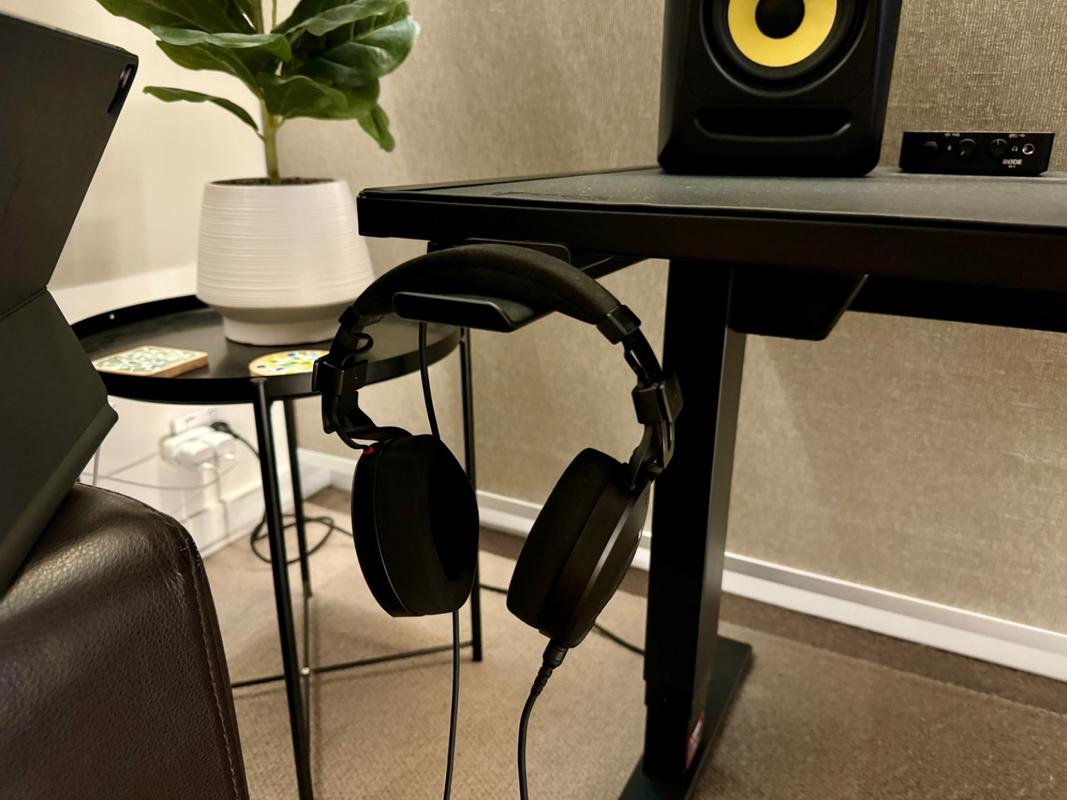 Magnetic discount headphone stand