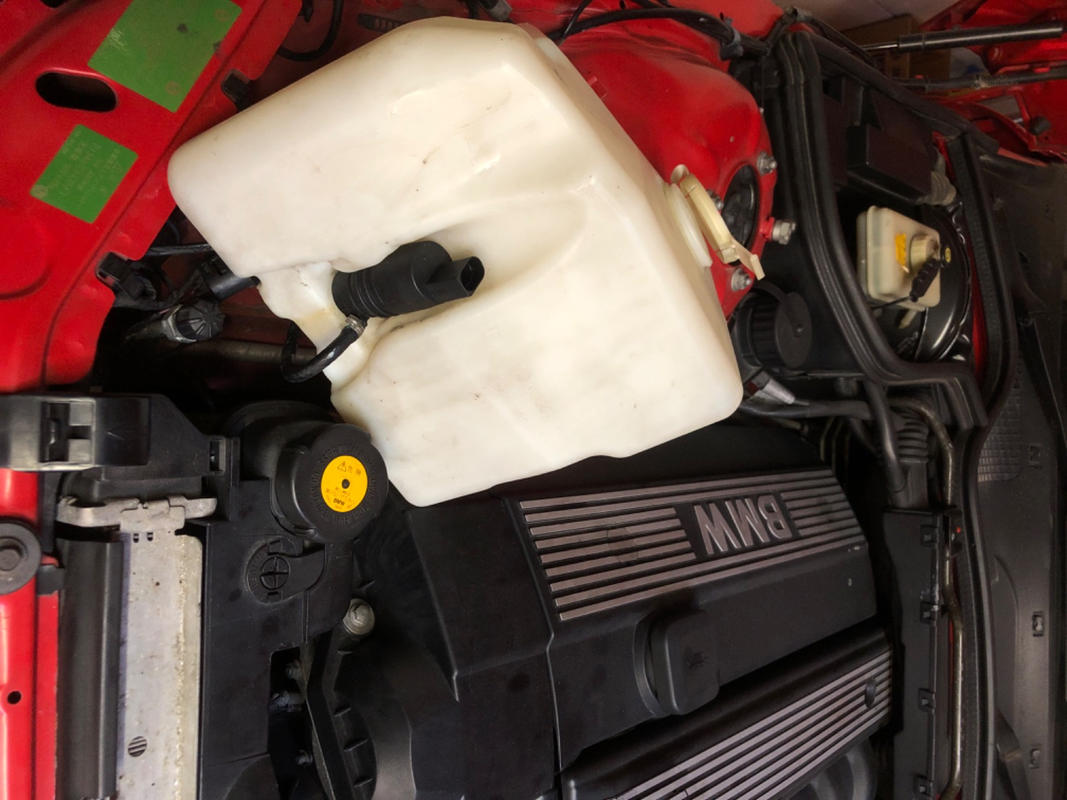 Windshield Washer Pump For BMW E46 E38 E39 E60 E65 67128362154 + Grommet