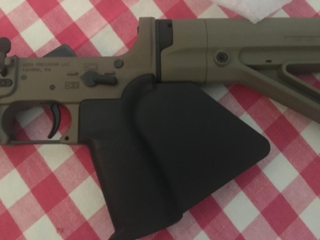 STRIKE INDUSTRIES SIMPLE FEATURELESS GRIP- FDE