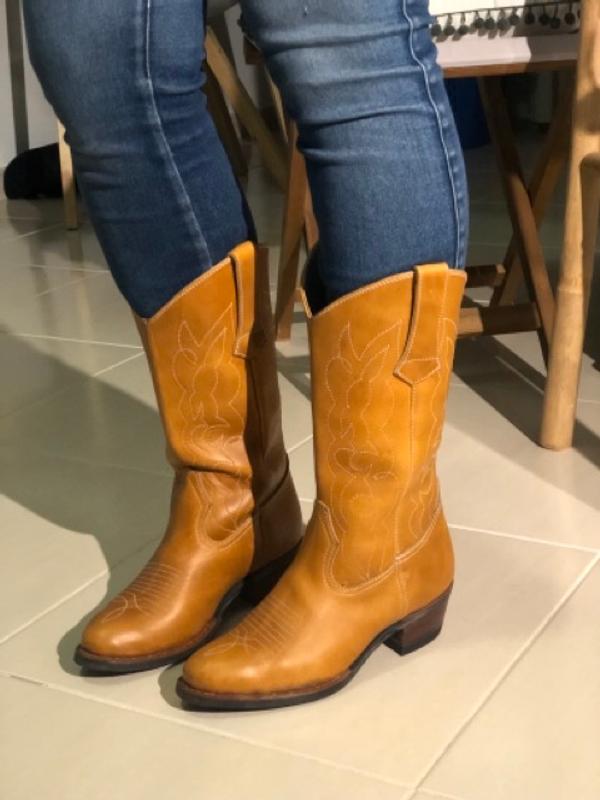 Round Toe Cowgirl Boots – Handmade Leather Western Boots