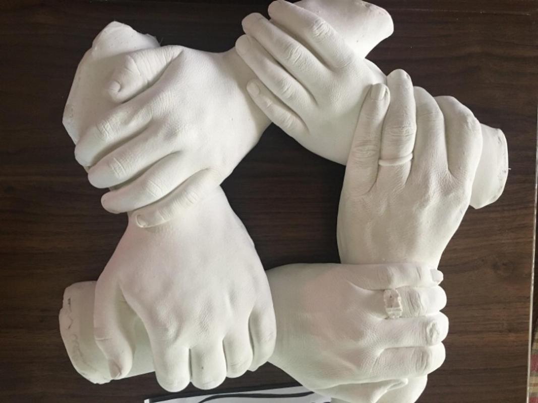 Luna Bean Keepsake Hands Casting KIT - Family Hand Molding  Clasped Group  Hand Sculpture KIT & Molding KIT - Crafts for Adults & Kids DIY (Cast up to  6 Hands) : : Home
