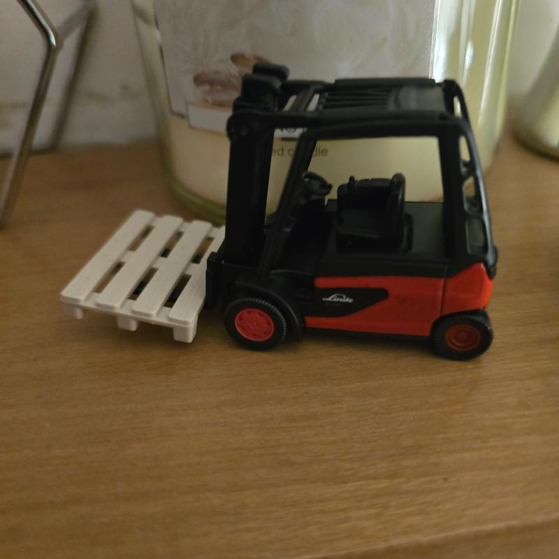 Siku Mini Forklift Truck and Pallet 1311