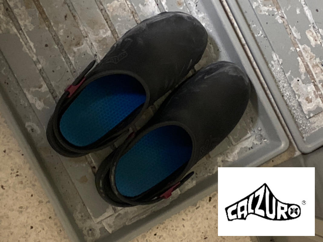 Medical Shoes – Black Classic Clogs with Holes – Calzuro