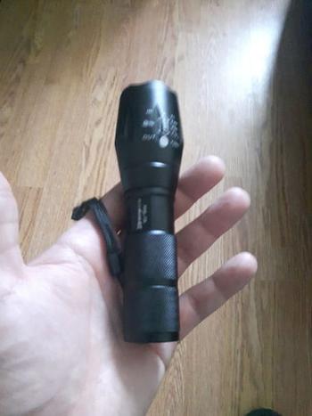 FlashLightWorld Canada Zoomable LED Tactical Military Flashlight (E17 Gladiator) - 1040 Lumens Review