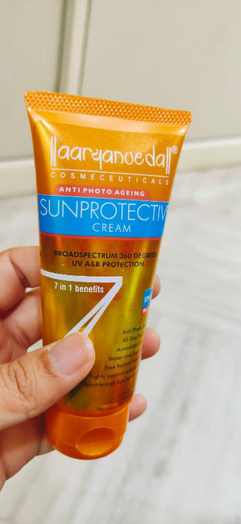 Aaryanveda  AaryanVeda Cosmeceuticals - Sunscreen Cream SPF-40 - 60ml Review