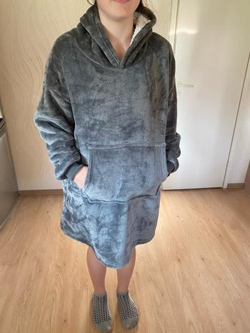 TrendyVibes.CO Oversize Winter Fleece Hooded Blankets Review